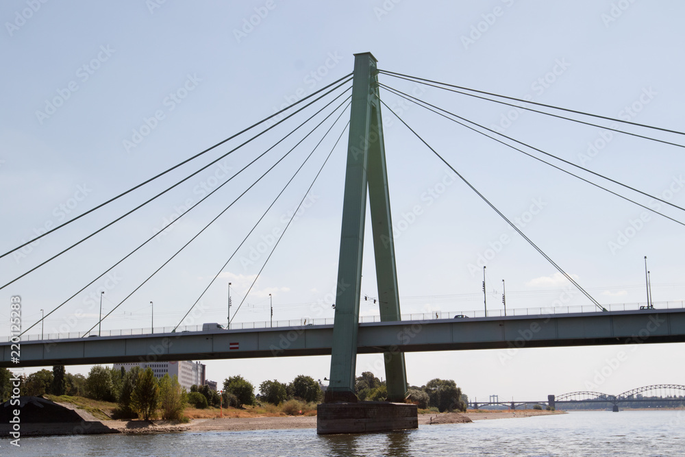 Naklejka premium nahansicht der severinsbrücke am rhein in Köln Deutschland fotografiert während einer Sighteeing Bootstour auf dem Rhein mit einem Weitwinkelobjektiv