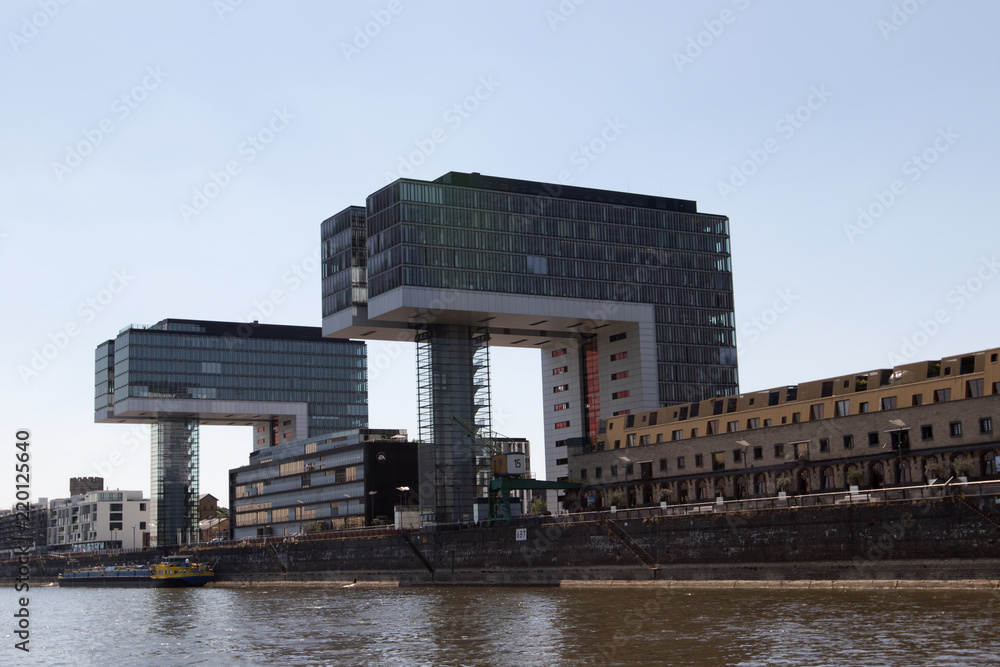 nahansicht von zwei kranhäusern am rheinhafen in Köln Deutschland fotografiert während einer Sighteeing Bootstour auf dem Rhein mit einem Weitwinkelobjektiv nahansicht von zwei kranhäusern am rheinhafen in Köln Deutschland fotografiert während einer Sighteeing Bootstour auf dem Rhein mit einem Weitwinkelobjektiv