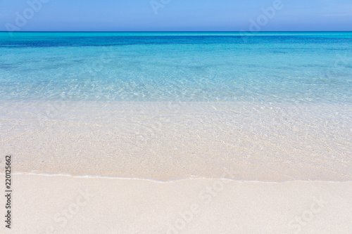 Fototapeta Naklejka Na Ścianę i Meble -  Blaues Meer mit Strand