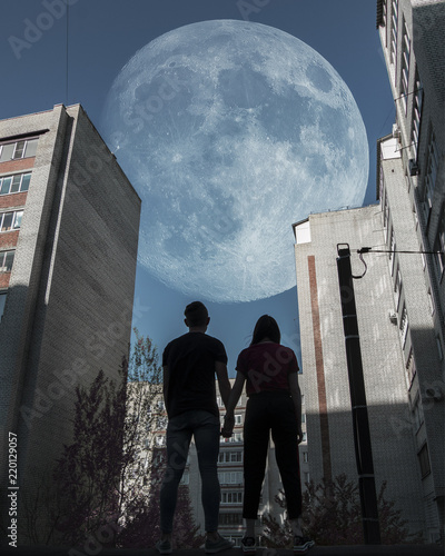 Obraz na plátne A guy and a girl look at the moon