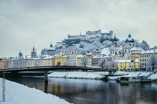 Altstadt von Salzburg, Festung Hohensalzburg und Salzach im Winter 