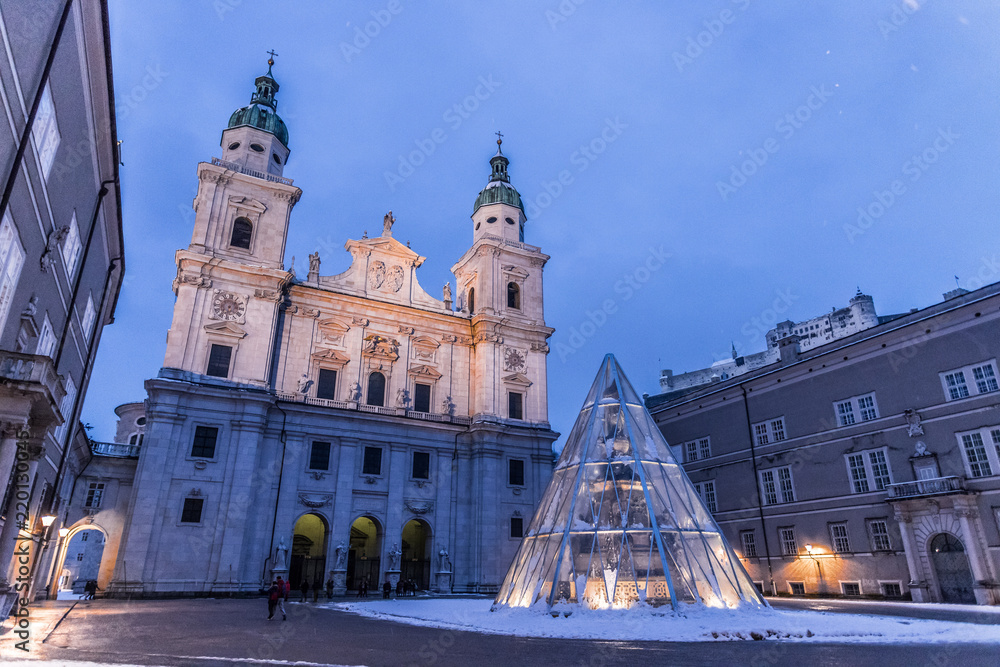 Salzburger Dom, Winter und Schnee, blaue Stunde