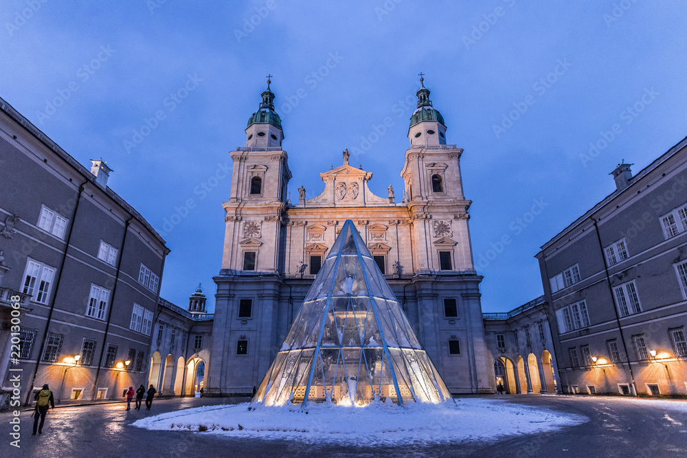 Salzburger Dom, Winter und Schnee, blaue Stunde