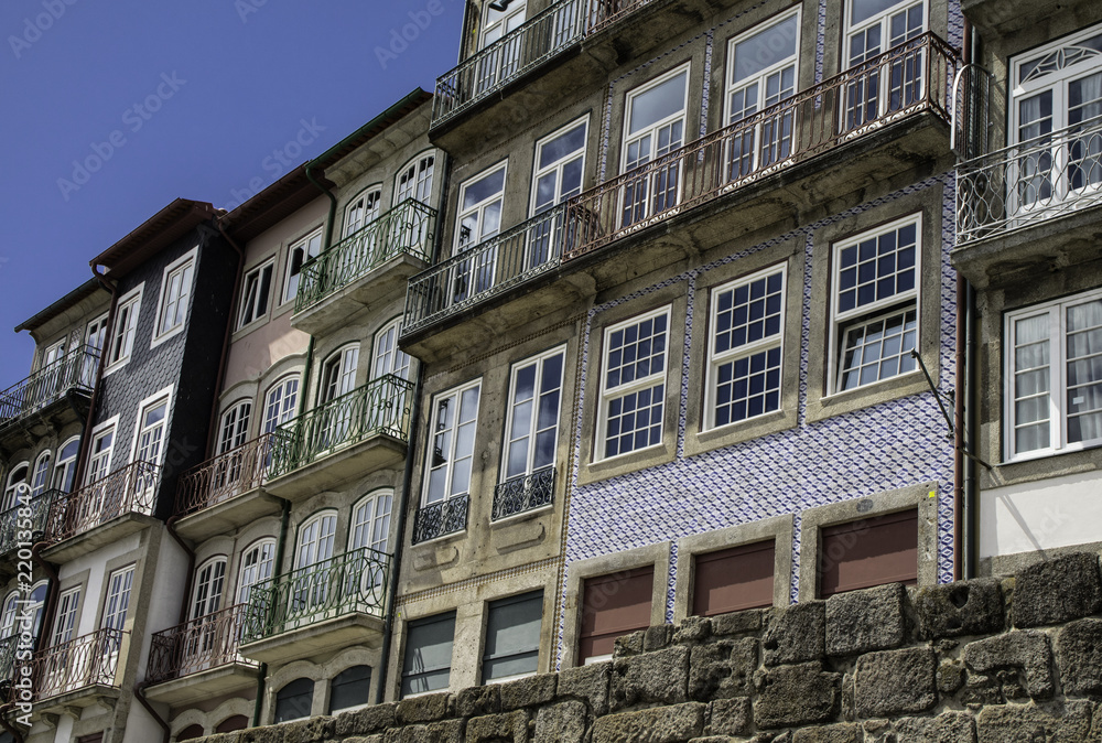 Obraz premium Janelas e portas Porta e janela