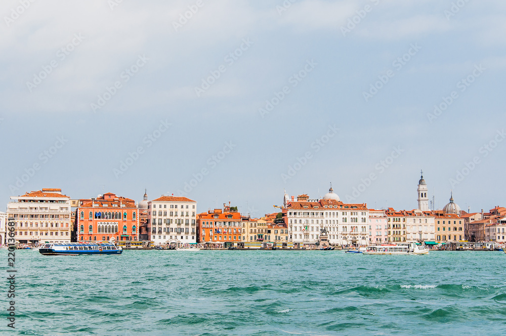 Batiments et berges de Venise depuis le grand canal