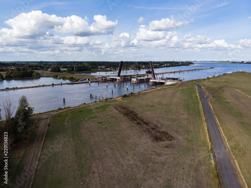 Luftaufnahme des Huntesperrwerks mit der Mündung der Hunte in die Weser im Hintergrund