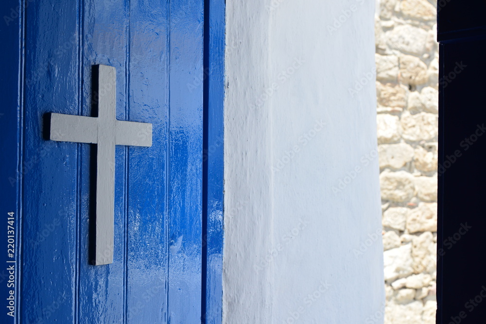 croix blanche sur porte bleue