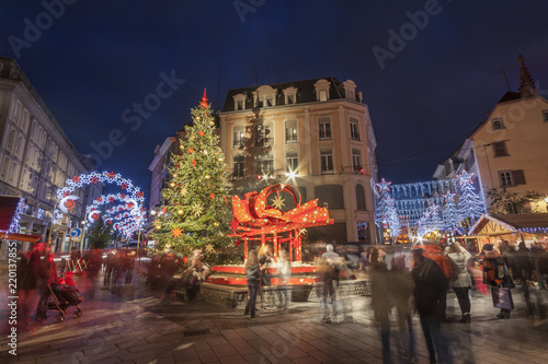Fototapeta Naklejka Na Ścianę i Meble -  Fontaine rue du Sauvage à Mulhouse décorée pour Noël