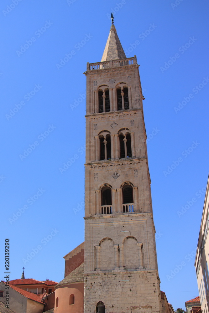 Chorwacja, Zadar - zabytkowa wieża dzwonnicy Katedry św. Anastazji wybudowana pomiędzy XV a XIX wiekiem.