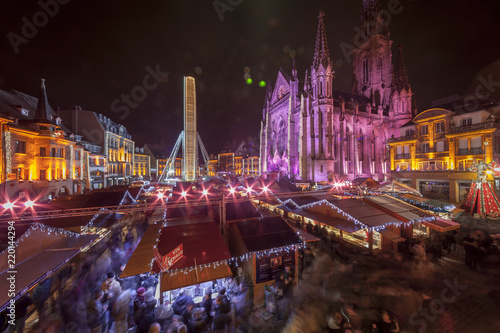 Vue sur le marché de Noël depuis les marches du Musée Historique de Mulhouse  photo