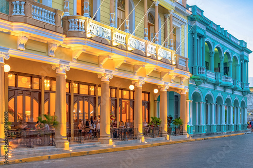 Foto Santa Clara, Cuba: Central Hotel in the Leoncio Vidal Park (national monument)