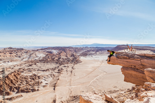 Homme Voyageur vélo désert Atacama Chili Vallé de la lune ( Valle de la Luna )