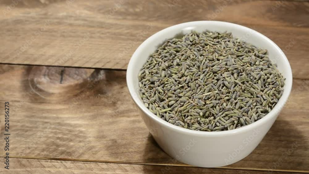 Lavanda seca en un bol de cerámica blanca Lavanda seca en un bol de cerámica blanca