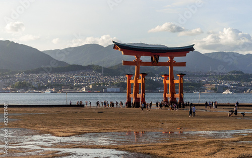 El Santuario Itsukushima (厳島神社 Itsukushima-jinja?) es un santuario sintoísta situado en la isla de Itsukushima, cerca de la ciudad de Hatsukaichi, en la prefectura de Hiroshima, en Japón.
 photo