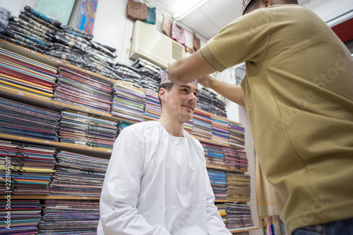 Oman Turban Kaftan traditionelle Kleidung Anprobe von Tourist