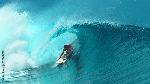 Obraz ZBLIŻENIE: Profesjonalny surfer kończy na kolejnej epickiej fali.
