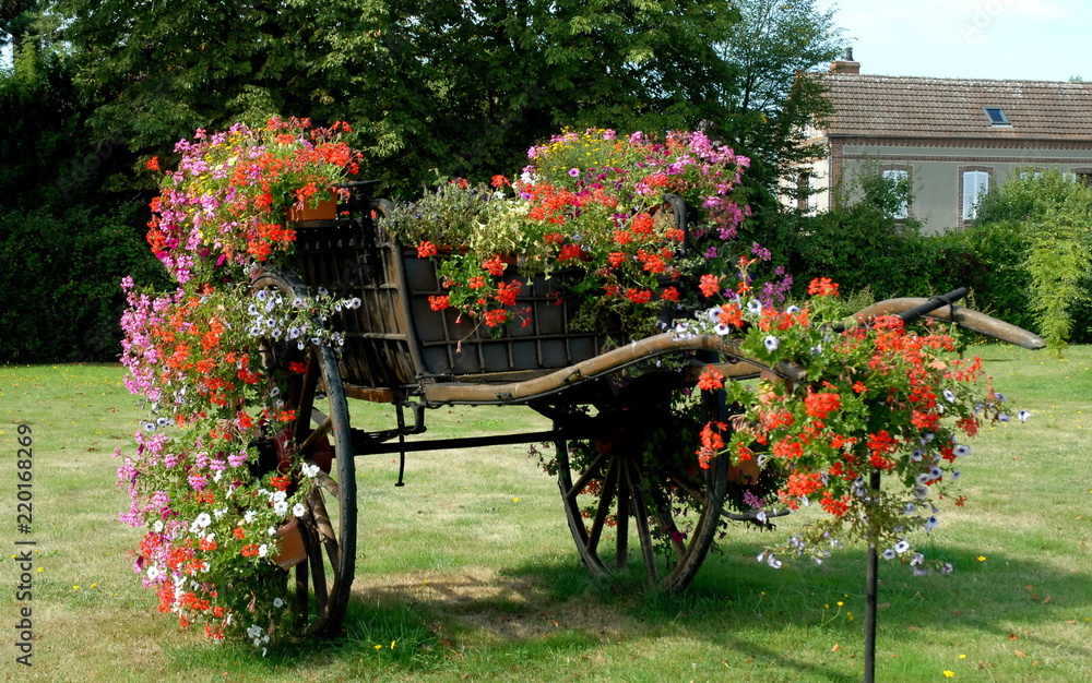 Charrette en bois fleurie, commune de Francheville, département de l'Eure, Normandie, France