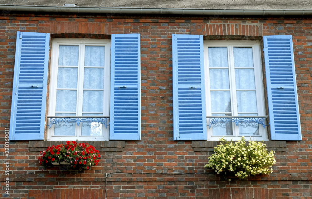 ville de Francheville, fenêtres et volets bleus, fleurs accrochées au mur, département de l'Eure, Normandie, France