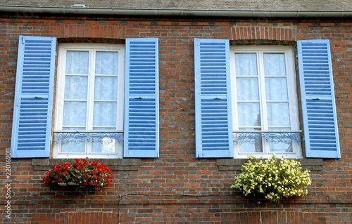 ville de Francheville  fen  tres et volets bleus  fleurs accroch  es au mur  d  partement de l Eure  Normandie  France