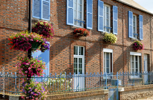 ville de Francheville, porte et volets bleus, fleurs accrochées au mur, barrière bleue, département de l'Eure, Normandie, France