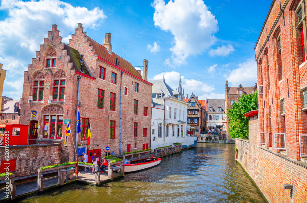 Naklejka premium Piękny kanał i tradycyjne domy na starym mieście w Brugii (Brugge), Belgia