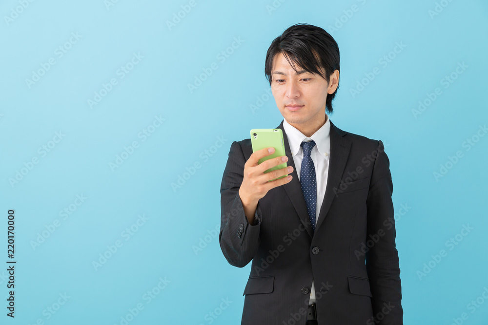 スマホを見るミドル男性 ビジネス スマホを見るミドル男性 ビジネス