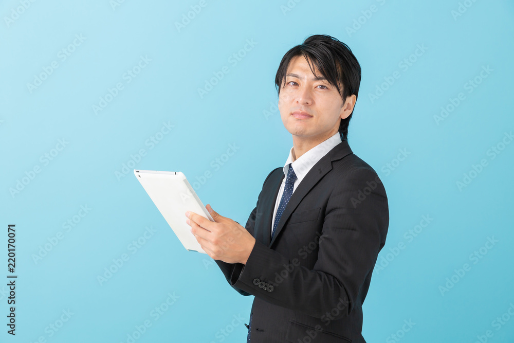 タブレットを見るミドル男性　ビジネス