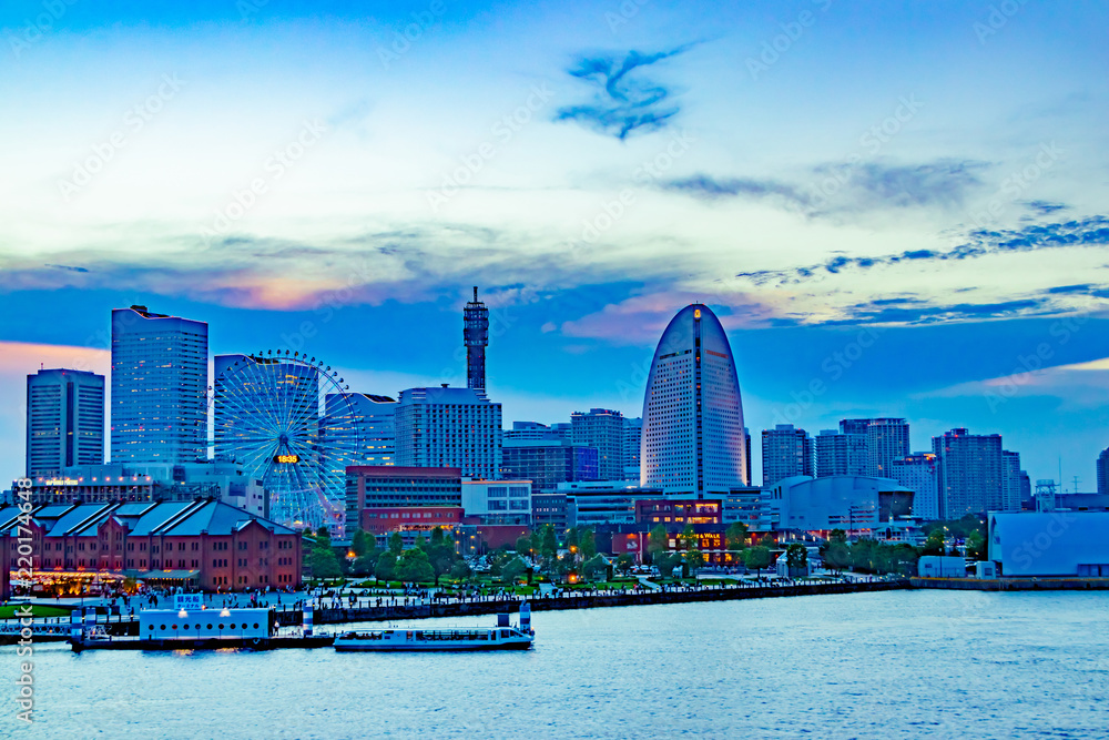 Naklejka premium 横浜大桟橋から見たみなとみらいの夜景