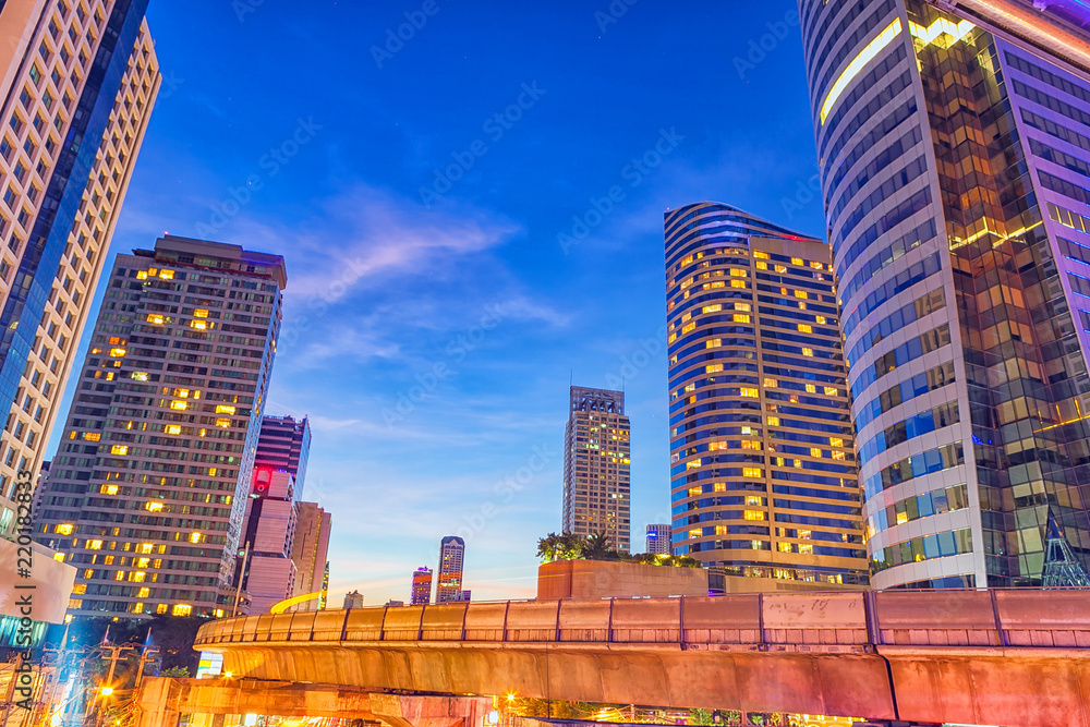 Obraz premium Bangkok downtown buildings at night.