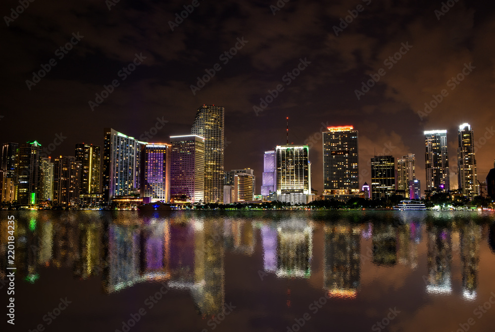 Panorámica nocturna del Downtown de Miami, Florida. USA