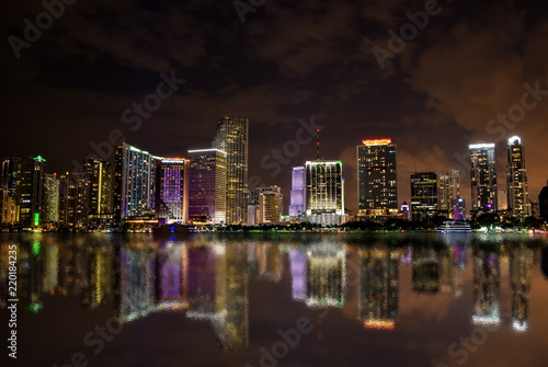 Panor  mica nocturna del Downtown de Miami  Florida. USA