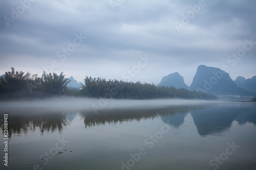 Fototapeta Naklejka Na Ścianę i Meble -  Fog on Li river Yangshuo China