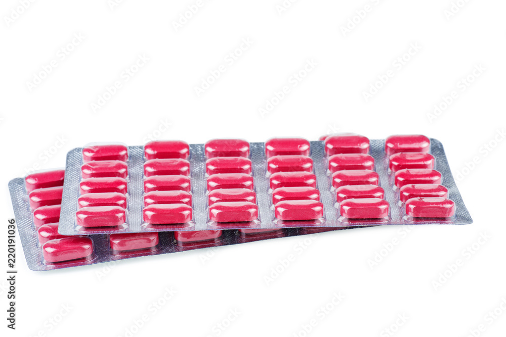 Naklejka premium Red pills in blister isolated on background