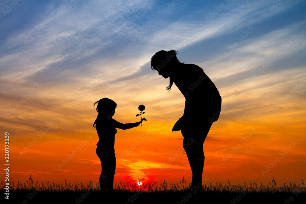 Obraz premium little girl catches a flower for her mother