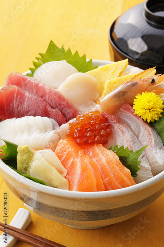 海鮮丼　Bowl of rice topped with sashimi. Japanese food.
