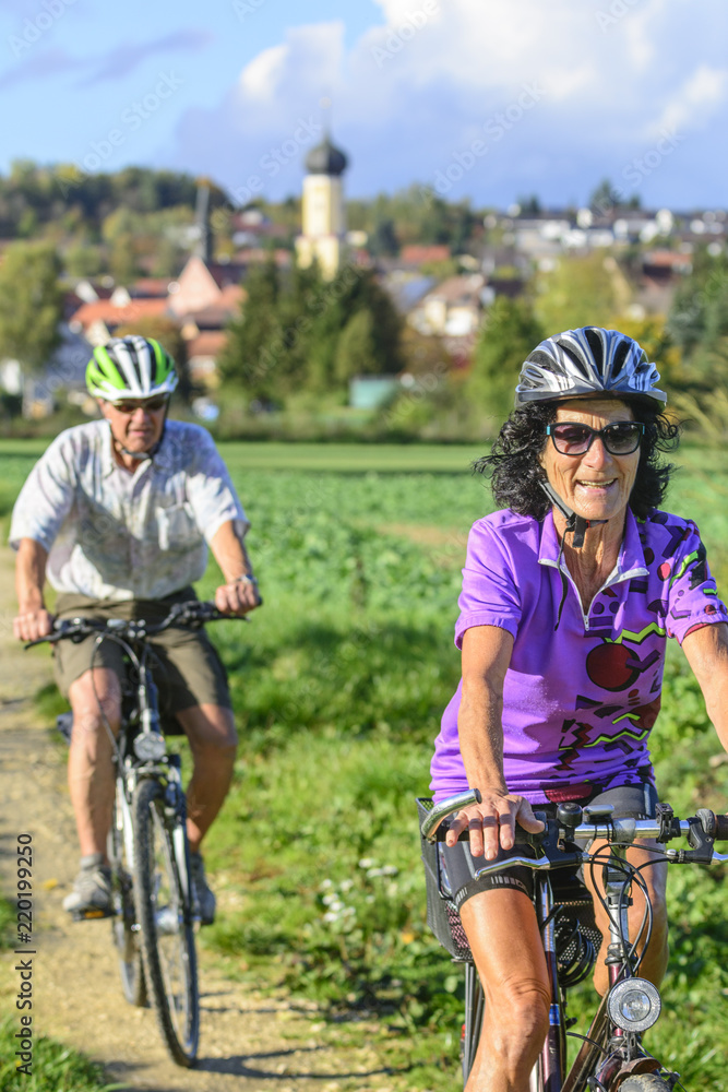 Senioren bei einer Radtour Senioren bei einer Radtour
