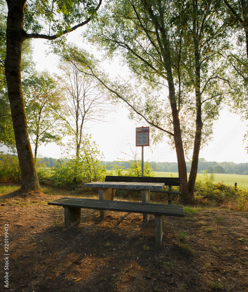 Sitzbank und Tisch auf Parkplatz am Morgen Sitzbank und Tisch auf Parkplatz am Morgen