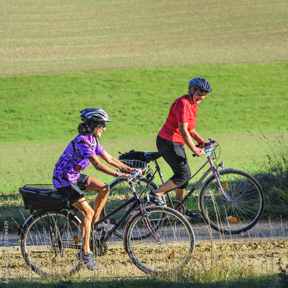rüstige Seniorinnen machen eine Radtour im Herbst