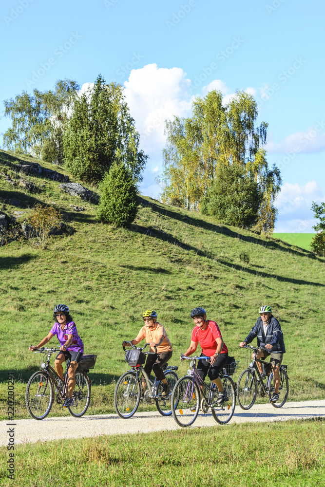 Naklejka premium enspannender Ausflug mit dem Rad im Herbst