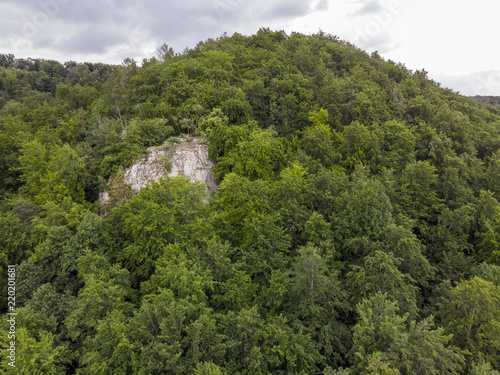 Felsformation im Wald - Luftbild