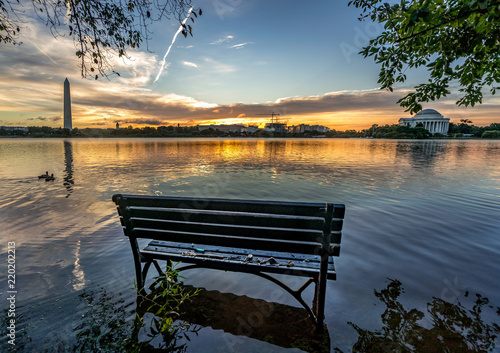 Tableau sur toile Sunrise over the flooded Tidal Basin