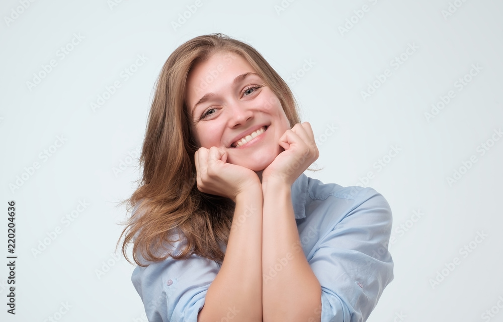 Φωτογραφία Indoor close up shot of young attractive european woman, smiling warmly and frie