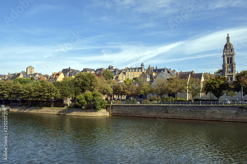 Foto Buildings of old town Le Mans line the River Sarthe in afternoon sun, Le Mans, S