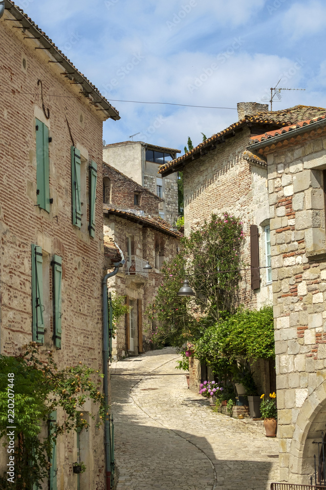 Narrow streets and picturesque buildings in hilltop medieval Penne d'Agenaise town overlooking the River Lot, Lot-et-Garonne, France.