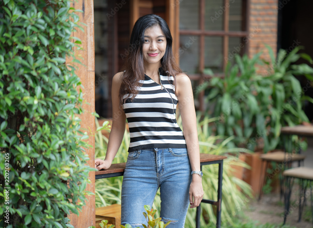 Naklejka premium Fashion Model In coffee shop. Beautiful Sexy Woman