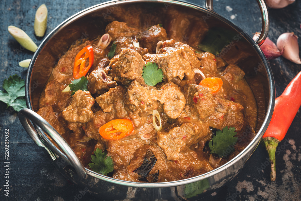 Boeuf Rendang, Curry de Boeuf Mijoté. Plat Indonésien. Boeuf Rendang, Curry de Boeuf Mijoté. Plat Indonésien.