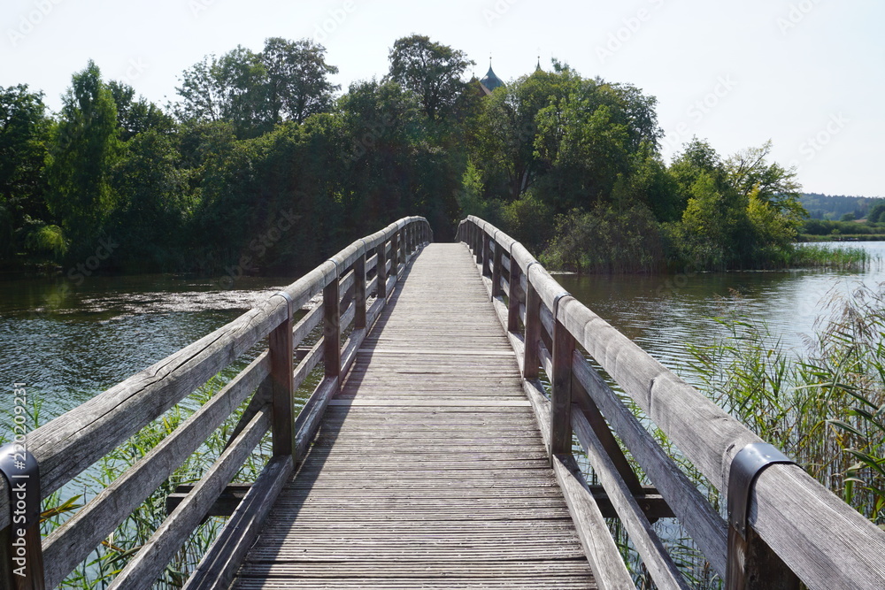 Holzbrücke für Fußgänger über See auf Insel
