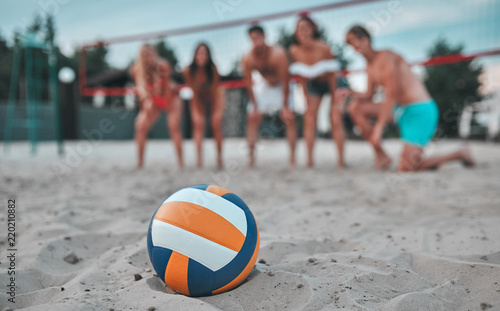 Schilderij op canvas Friends playing volleyball