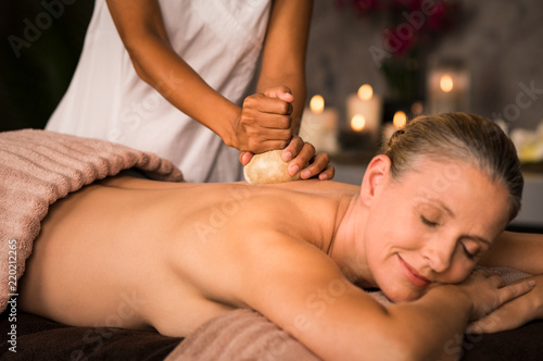 Tableau sur toile Mature woman having ayurvedic massage