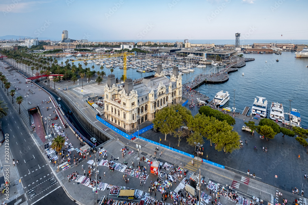 Naklejka premium Barcelona sky views from colon columbus statue